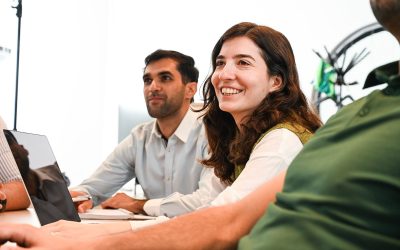 Motoppers aan het werk in hun traineeship bij Motopp