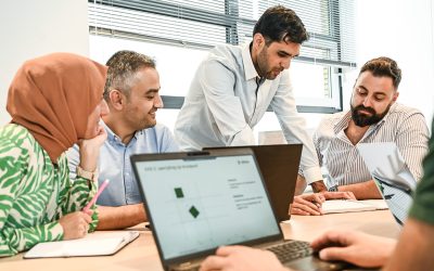 Motoppers aan het werk in hun traineeship bij Motopp